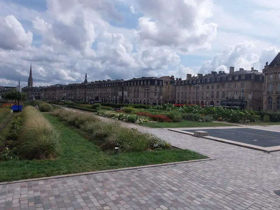 Façades du XVIIIe siècle en pierre du quai Richelieu à Bordeaux, vues depuis les jardins des quais aménagés le long de la Garonne.